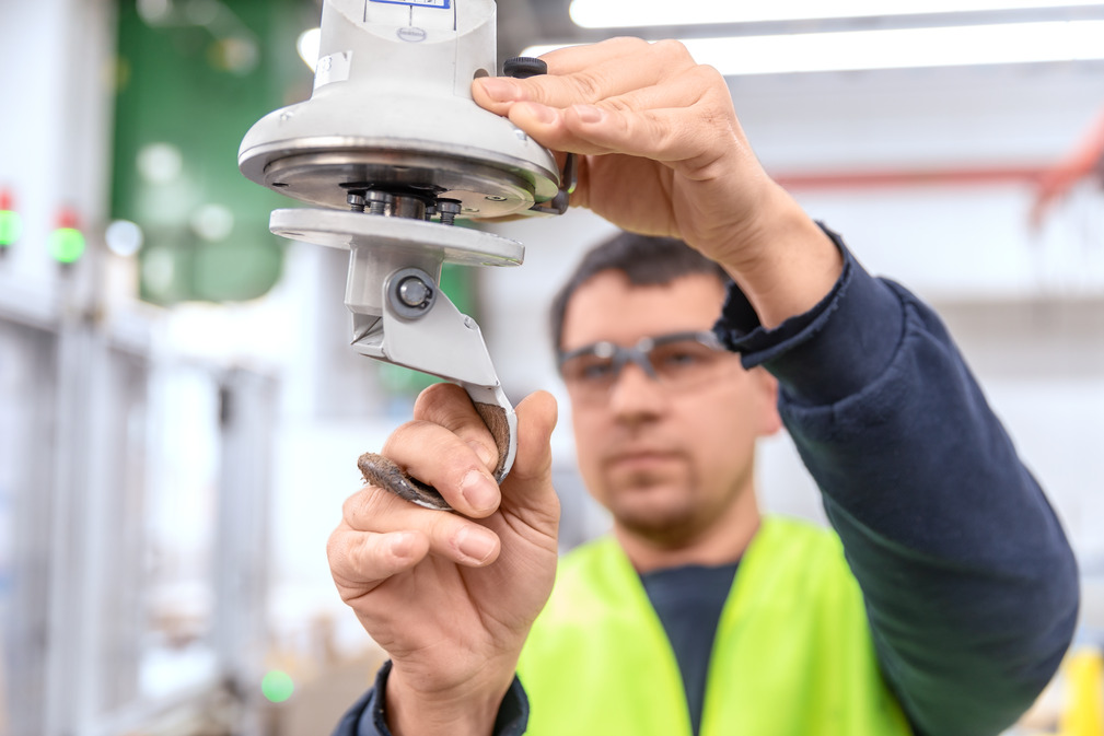 Various grippers are required for final testing of the welding equipment. These are quickly ready for use thanks to quick-change adapters.